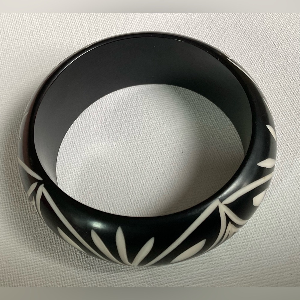 Lucite Black & White Bangle Bracelet carved out design. No flaws/Great Condition